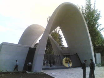 سردر اصلی دانشگاه علم و صنعت ایران