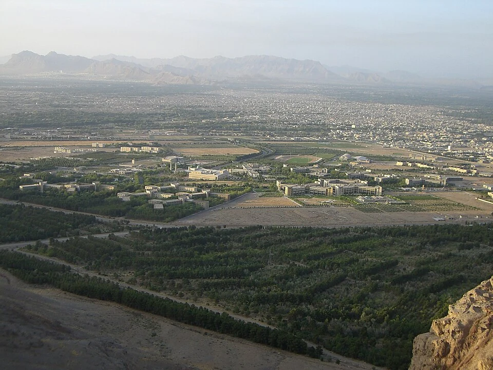 پردیس دانشگاه صنعتی اصفهان از نمای کوهستان