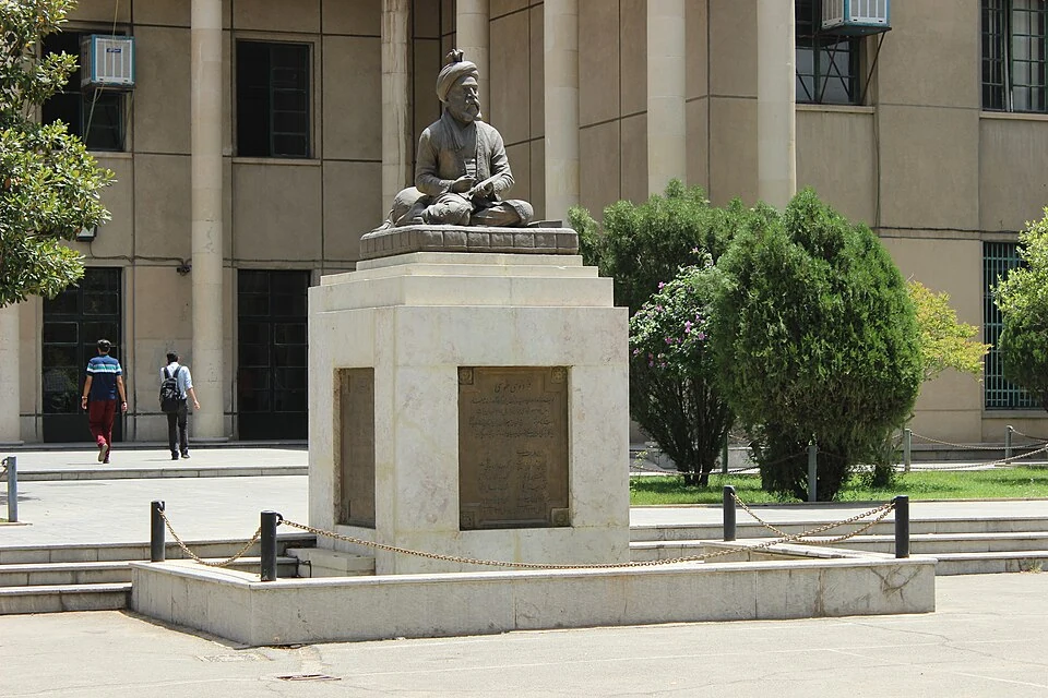 دانشکده ادبیات و تندیس فردوسی